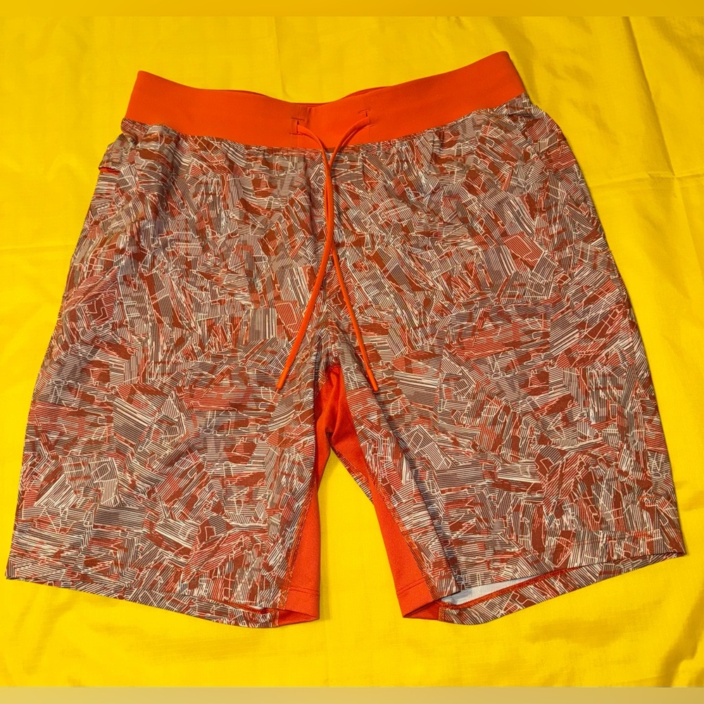Lululemon Ultra rare “9 The short. Large (Excellent Condition)Almost new.Unlined